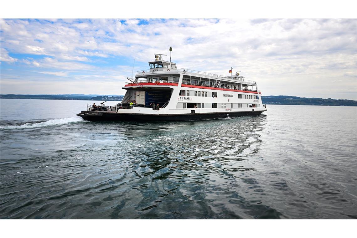 Ein Fähre fährt von Konstanz-Staad Richtung Meersburg.