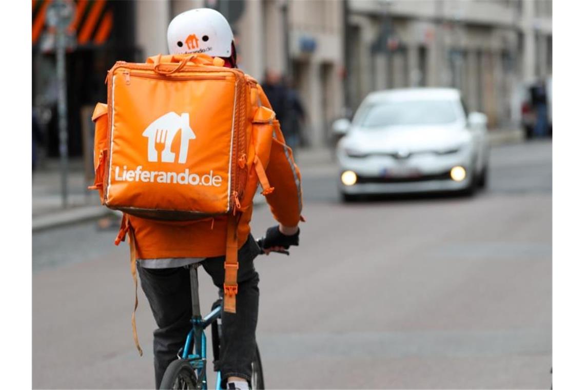 Ein Fahradbote vom Lieferdienst „Lieferando“ fährt durch die Innenstadt von Leipzig. Foto: Jan Woitas/dpa-Zentralbild/dpa
