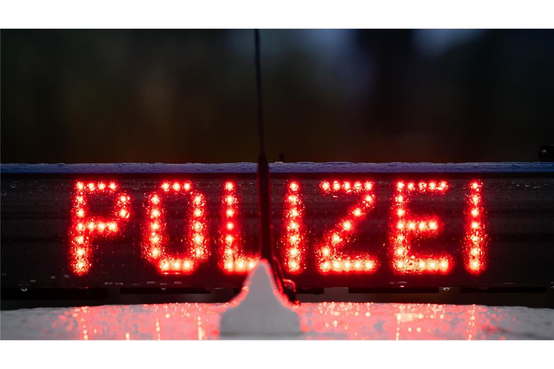 Fahrer stirbt nach Unfall beim Überholen Ein Fahrer ist im Landkreis Biberach laut Polizei nach einem Unfall beim Überholen gestorben. (Symbolbild)