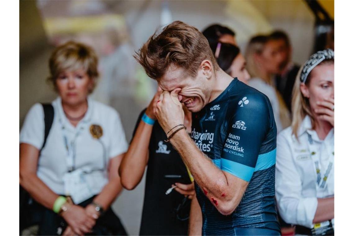 Ein Fahrer vom Team Novo Nordisk trauert um Bjorg Lambrecht. Foto: Forum/ Szymon Gruchalski/FORUM