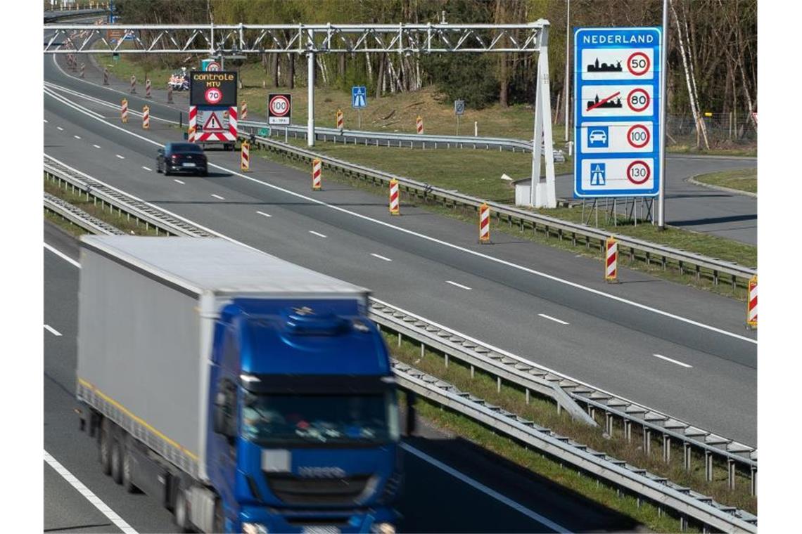 Ein Fahrerwechsel mitten auf der Autobahn? Für die niederländische Polizei eine „der größten Dummheiten, die man machen kann“. (Symbolbild). Foto: Friso Gentsch/dpa