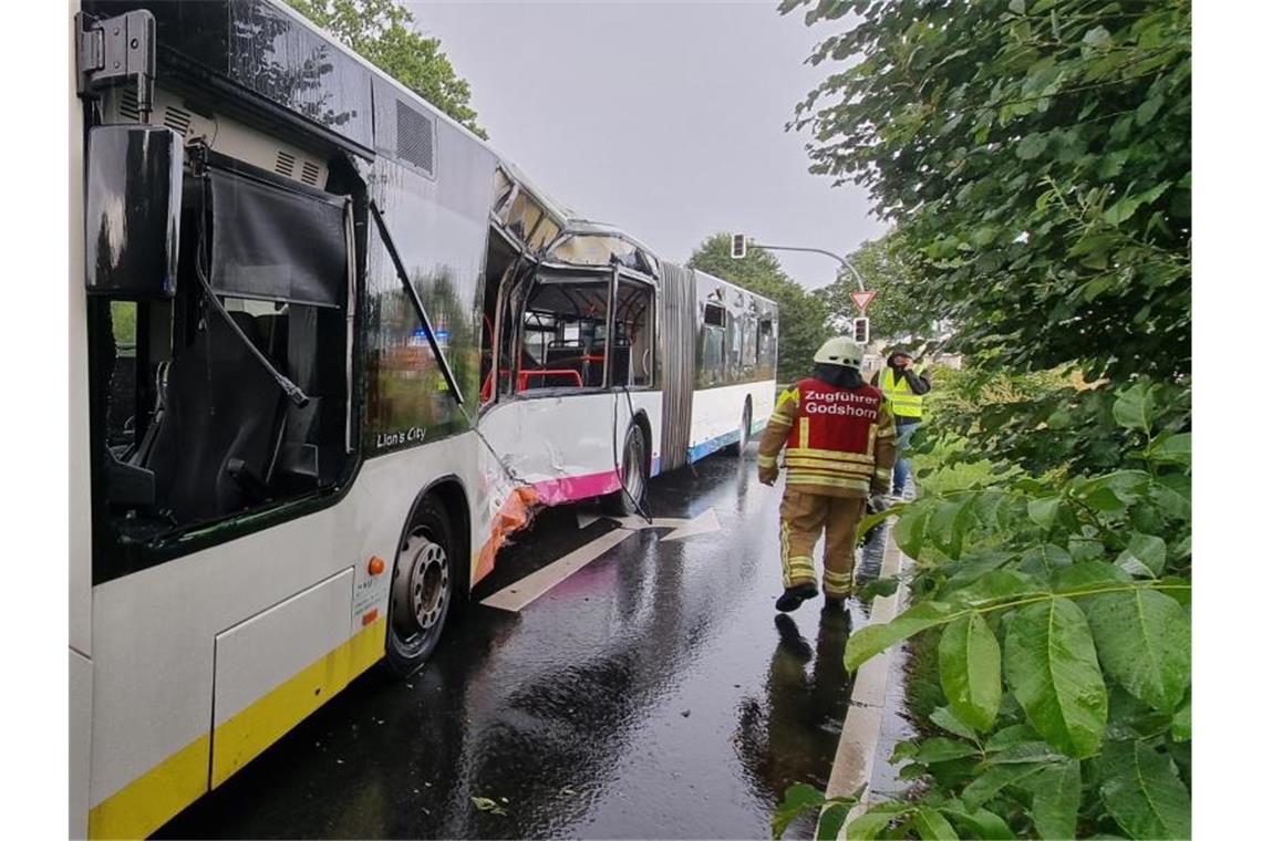 Lkw prallt nahe Hannover in Linienbus - Ein Toter Ein Fahrgast ist bei dem Zusammenprall gestorben. Foto: TNN/dpa