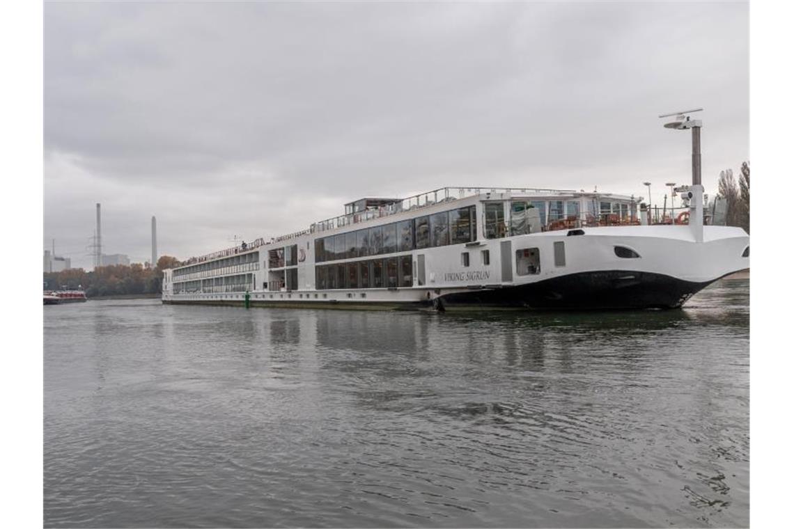 Zwei Schiffe auf dem Rhein havariert - Schifffahrt gesperrt