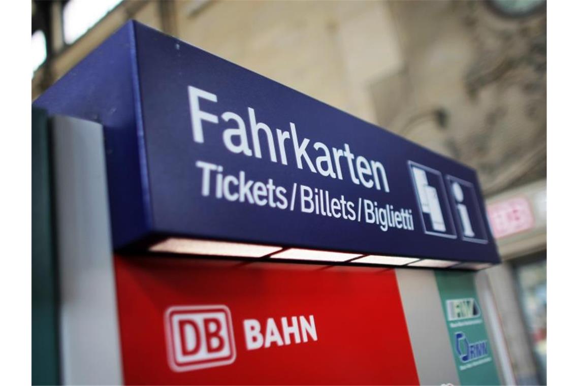 Ein Fahrkartenautomat der Deutschen Bahn steht in Wiesbaden (Hessen). Das Reisen mit der Bahn wird wieder teuerer. Foto: picture alliance / dpa