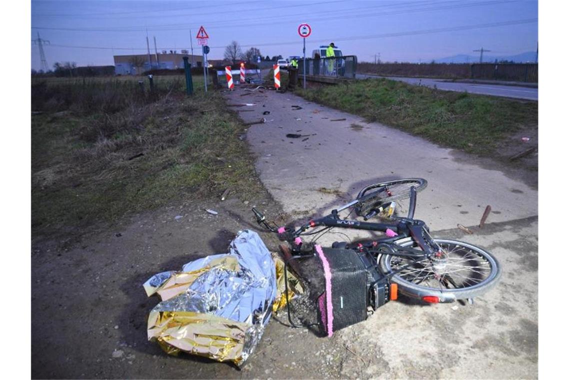 Fast jeden Tag ein Toter: Zahl der Verkehrsopfer gestiegen Ein Fahrrad liegt nach einem Unfall auf einem Radweg. Foto: Rene Priebe/pr-video/dpa/Archiv