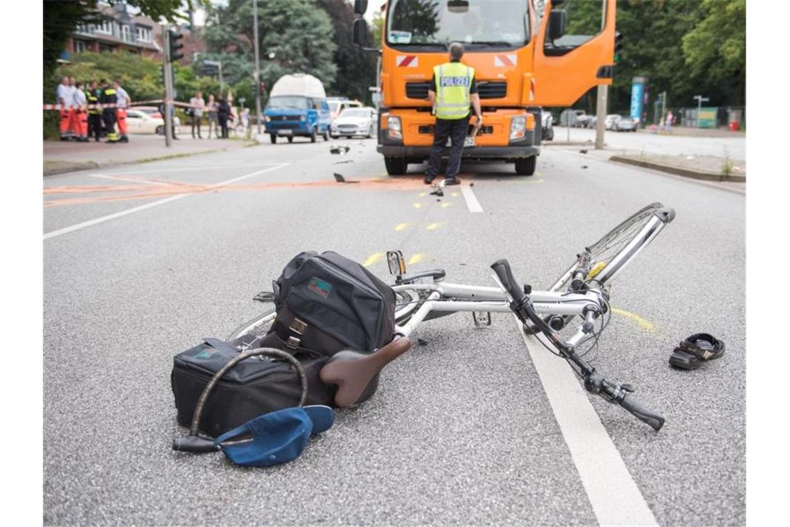 Ein Fahrrad liegt nach einem Verkehrsunfall auf der Straße. Foto: Daniel Bockwoldt/dpa