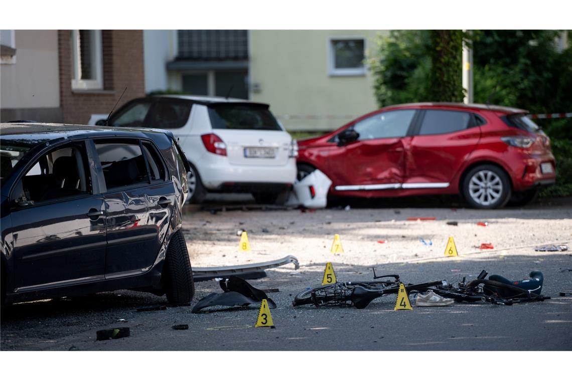 Ein Fahrrad und ein verlorener Schuh liegen auf der Fahrbahn - eine Frau hat mit ihrem Auto drei Kinder angefahren.