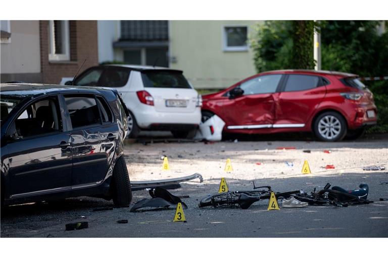 Ein Fahrrad und ein verlorener Schuh liegen auf der Fahrbahn - zwei Kinder sterben bei einem tragischen Unfall.