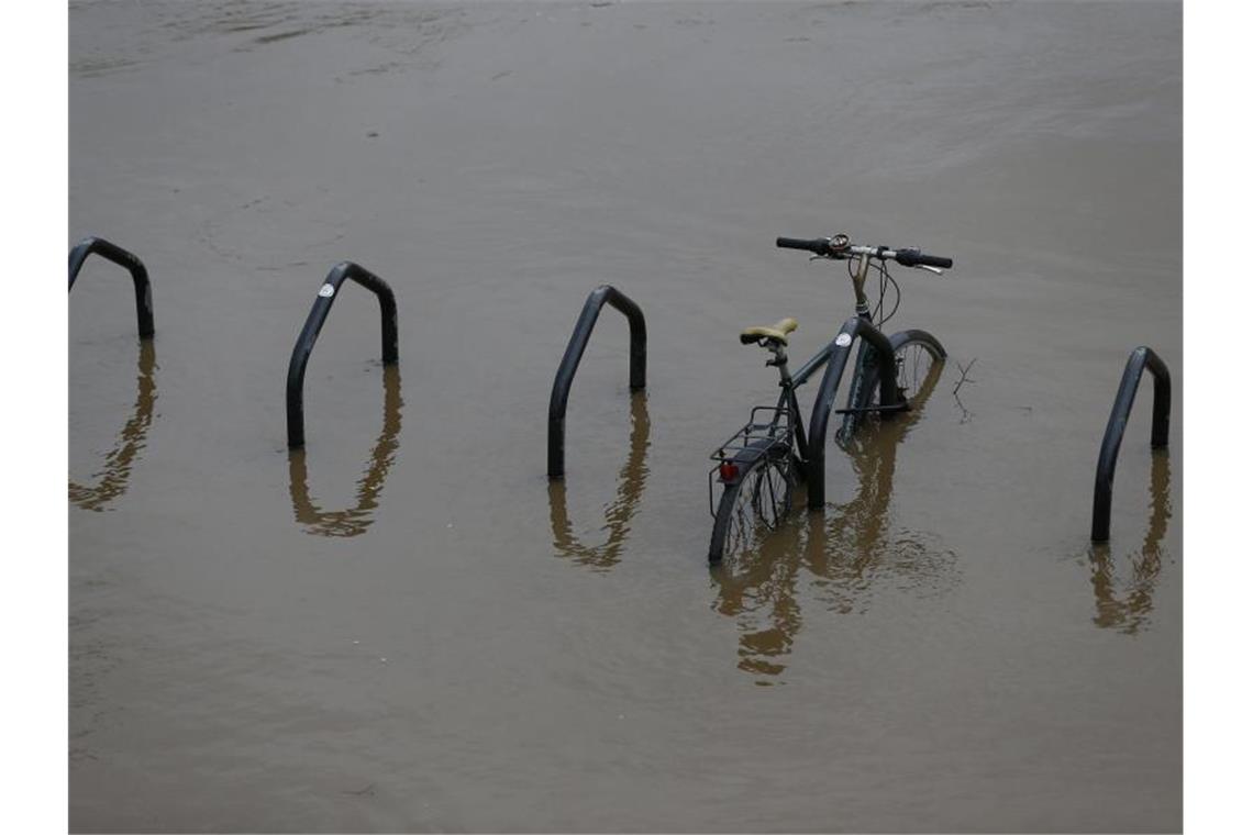 Hochwasser-Risiko in Großbritannien: Regierung in der Kritik Ein Fahrrad versinkt an der Lendal-Brücke in York. Sturm „Dennis“ hatte enorme Regenmengen mitgebracht. Foto: Craig Brough/XinHua/dpa