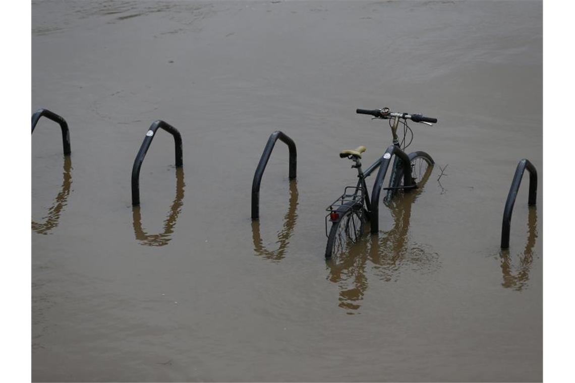 Ein Fahrrad versinkt an der Lendal-Brücke in York. Sturm „Dennis“ hatte enorme Regenmengen mitgebracht. Foto: Craig Brough/XinHua/dpa