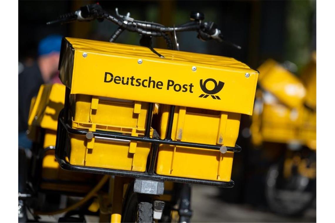 Ein Fahrrad von der Deutschen Post steht an einer Straße. Foto: Sven Hoppe/dpa/Symbolbild