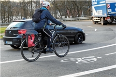 Ein Fahrradschutzstreifen wie hier in der Backnanger Annonaystraße soll künftig die Radfahrer, die bergaufwärts Richtung Lutzenberg fahren, schützen. Archivfoto: Jörg Fiedler