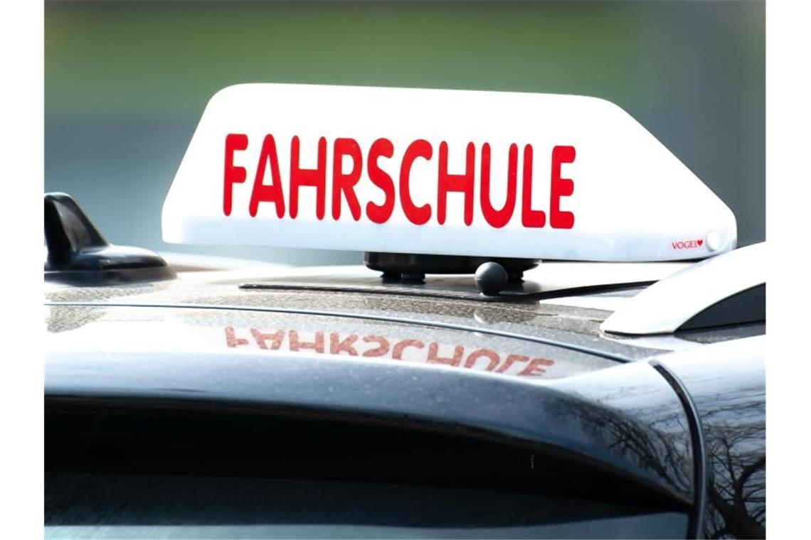 Fahrschulen schwenken nur langsam auf Elektroautos um Ein Fahrschulauto ist in Göttingen unterwegs. Foto: Swen Pförtner