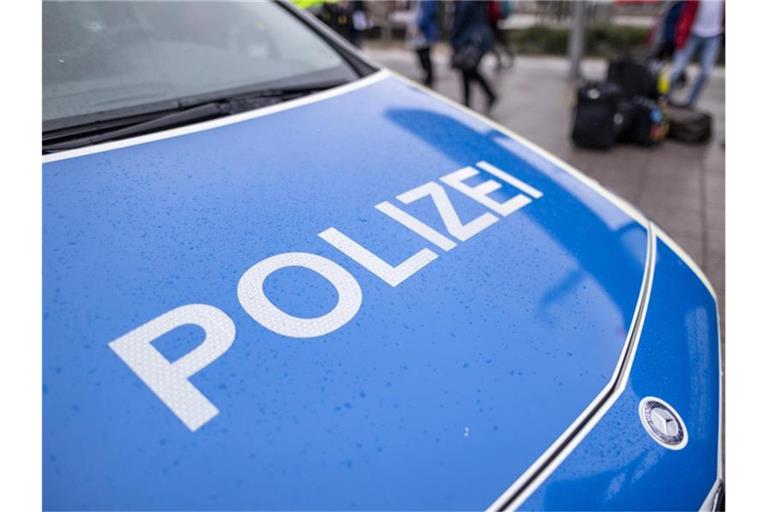 Ein Fahrzeug der Bundespolizei steht am Hauptbahnhof in der Nähe der Gleise. Foto: Patrick Seeger/dpa