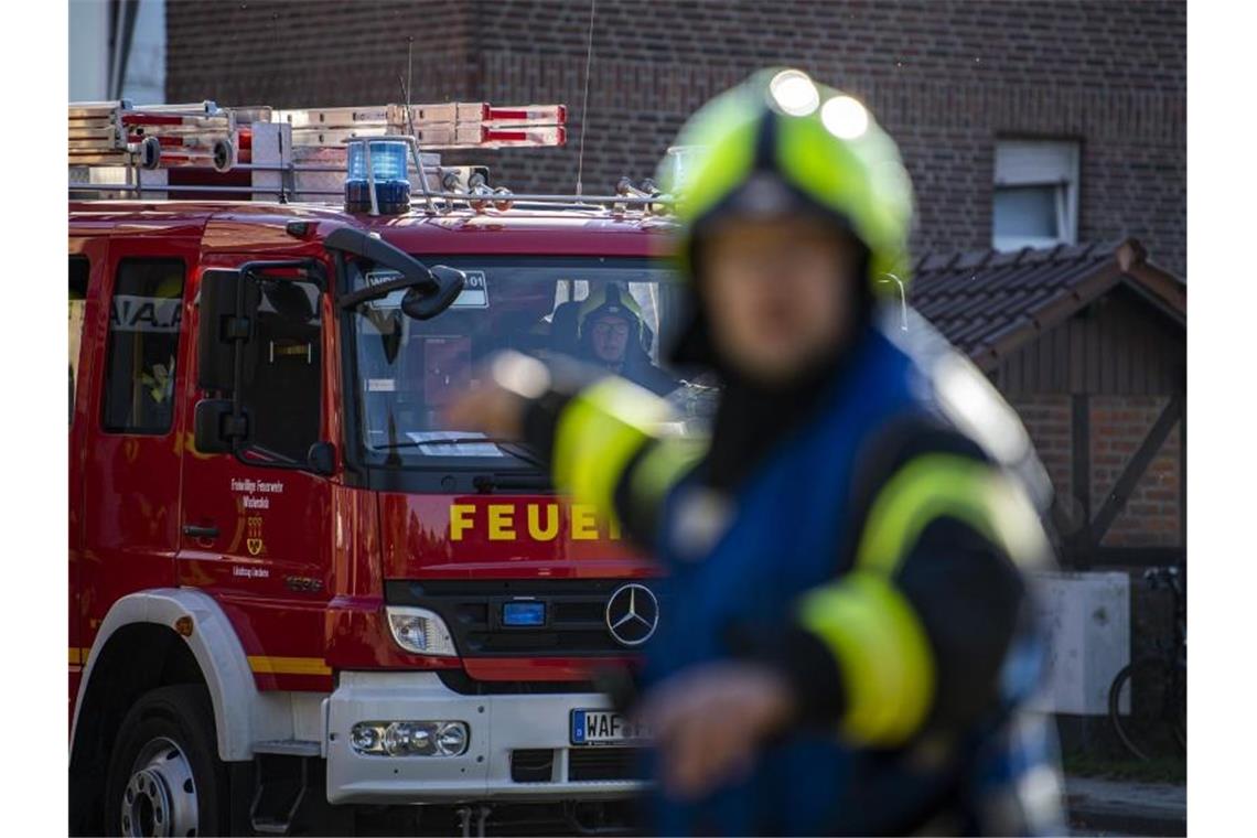 Garagenbrand verursacht eine Dreiviertelmillion Schaden Ein Fahrzeug der Feuerwehr fährt an dem Einsatzort vor und wird vom Wehrführer eingewiesen. Foto: David Inderlied/dpa/Symbolbild