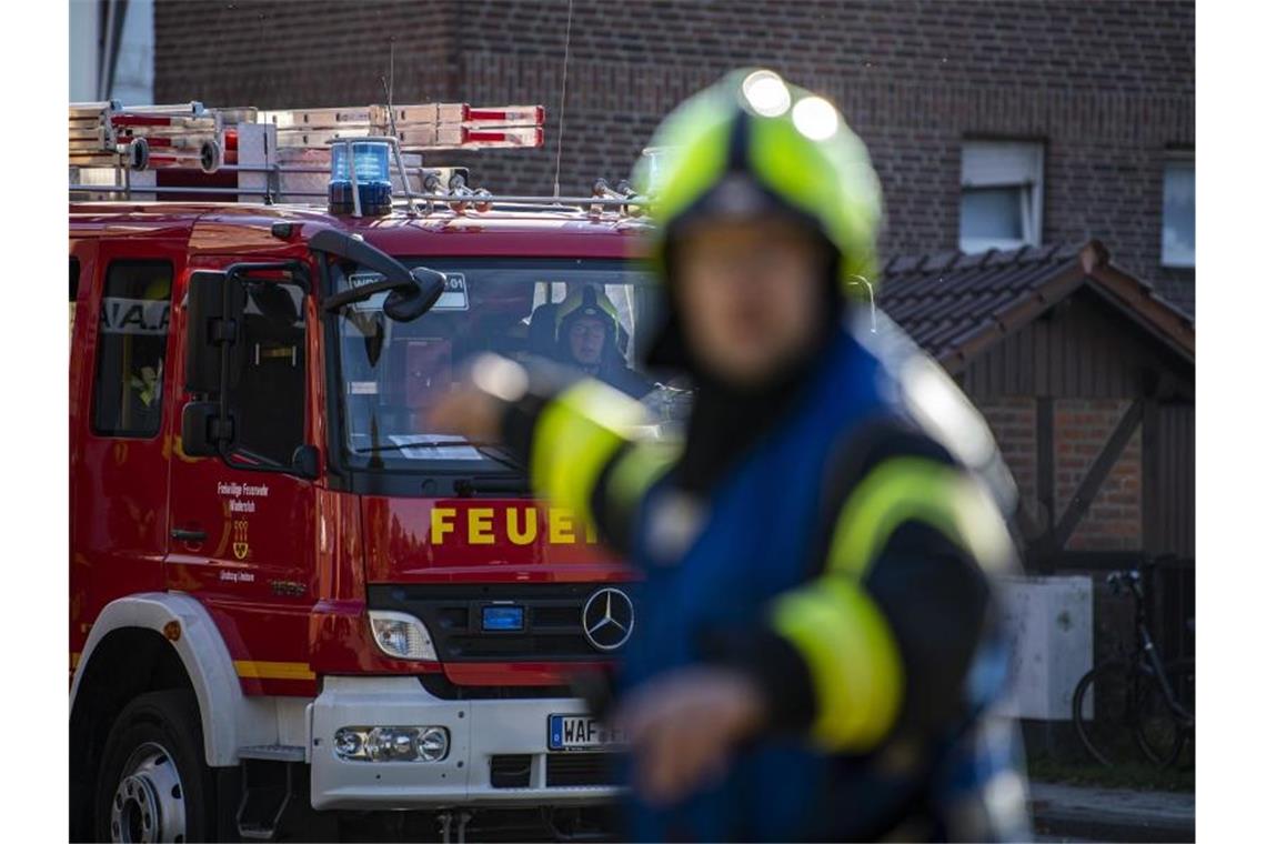 Kinder stecken Gartenhütte in Brand und randalieren Ein Fahrzeug der Feuerwehr fährt an dem Einsatzort vor und wird vom Wehrführer eingewiesen. Foto: David Inderlied/dpa/Symbolbild