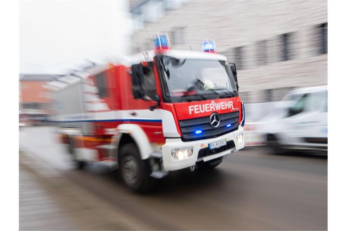 Ein Fahrzeug der Feuerwehr fährt durch die Innenstadt. Foto: Julian Stratenschulte/dpa/Symbolbild