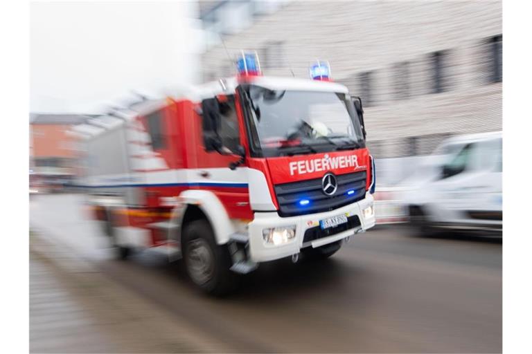 Ein Fahrzeug der Feuerwehr fährt durch die Innenstadt. Foto: Julian Stratenschulte/dpa/Symbolbild