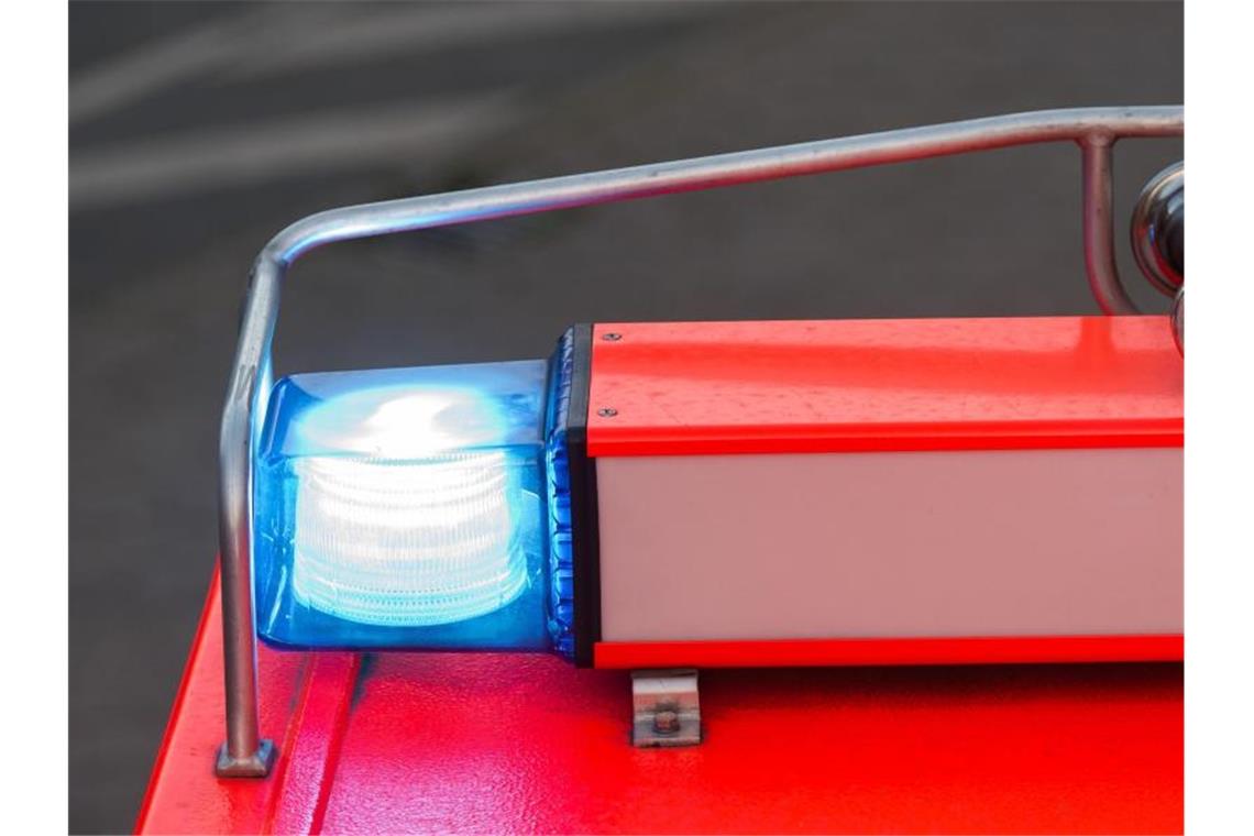 Ein Toter bei Brand in Mehrfamilienhaus gefunden Ein Fahrzeug der Feuerwehr fährt mit Blaulicht über eine Straße. Foto: Daniel Bockwoldt/dpa/Symbolbild