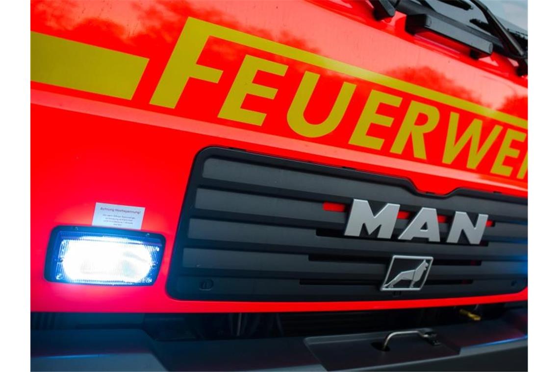 Angeschaltete Sauna vergessen: Haus in Flammen Ein Fahrzeug der Feuerwehr. Foto: Daniel Bockwoldt/Archivbild