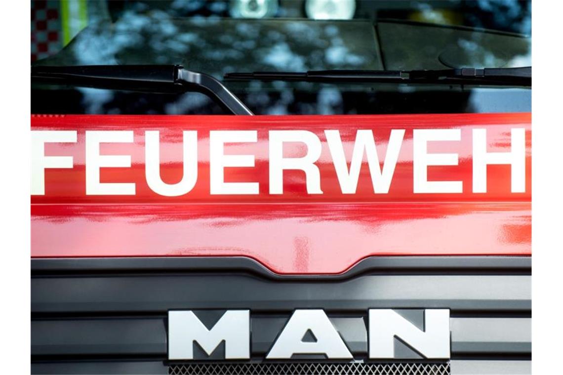 Feuerwehr birgt tote Jungstörche von Strommast Ein Fahrzeug der Feuerwehr. Foto: Hauke-Christian Dittrich/dpa/Symbolbild
