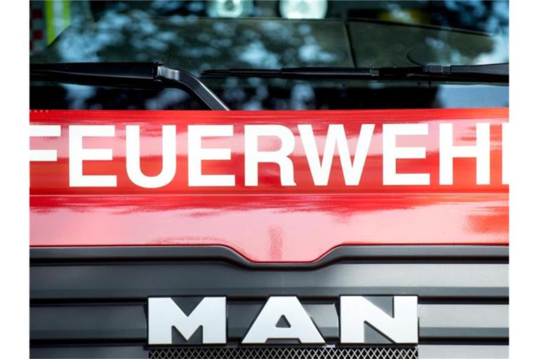 Ein Fahrzeug der Feuerwehr steht am Straßenrand. Foto: Hauke-Christian Dittrich/Archiv