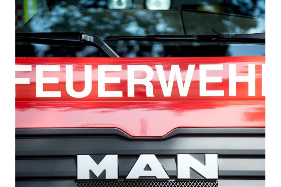 Hochhausbrand: Bewohner sind zweite Nacht ausquartiert Ein Fahrzeug der Feuerwehr steht am Straßenrand. Foto: Hauke-Christian Dittrich/Archiv