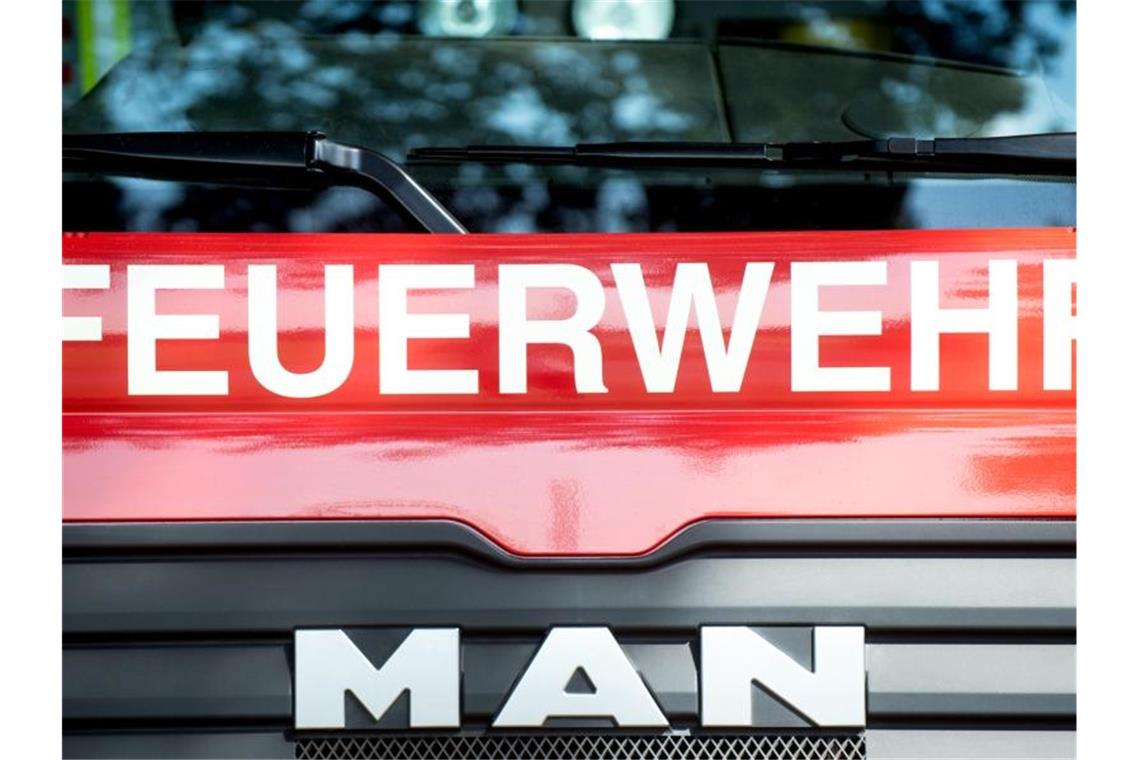 Ein Fahrzeug der Feuerwehr steht am Straßenrand. Foto: Hauke-Christian Dittrich/dpa/Archivbild