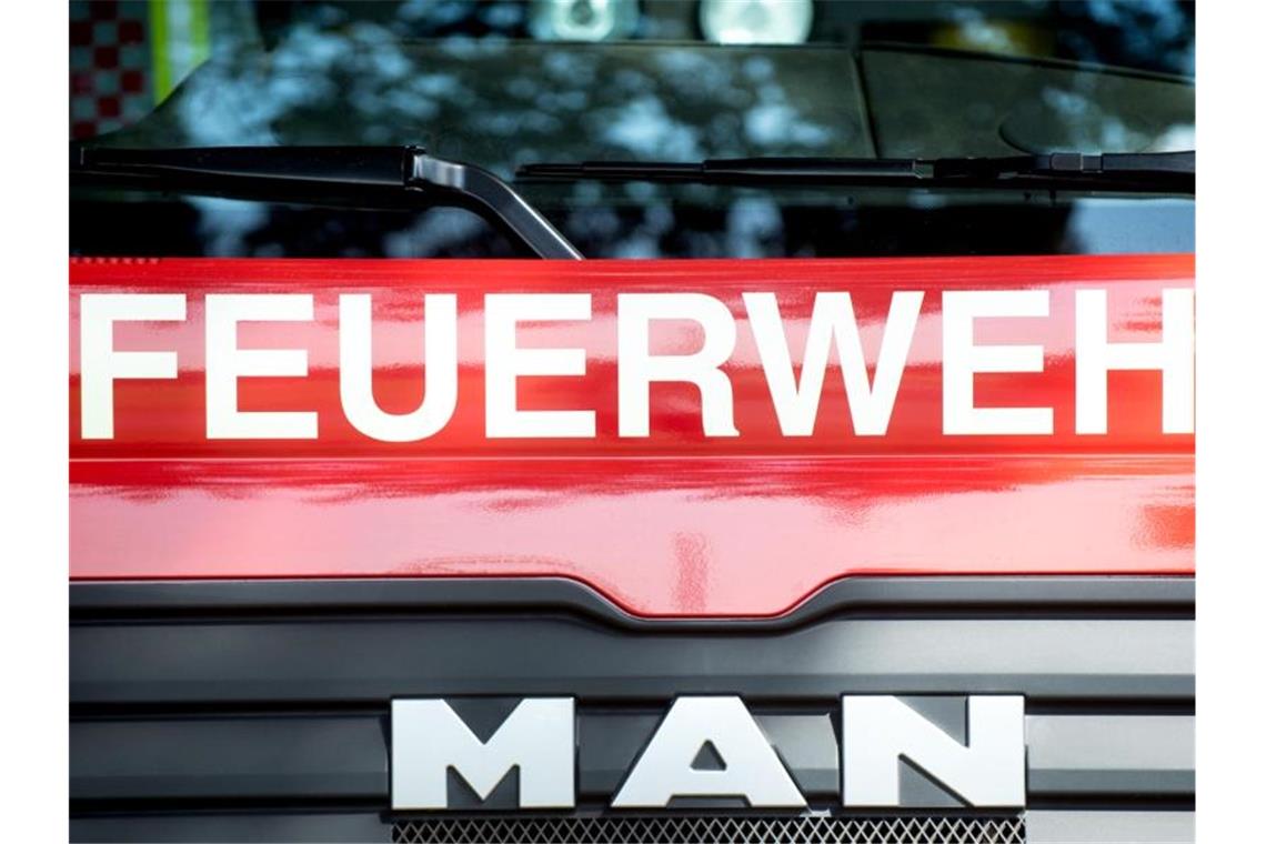 Ein Fahrzeug der Feuerwehr steht am Straßenrand. Foto: Hauke-Christian Dittrich/dpa/Archivbild