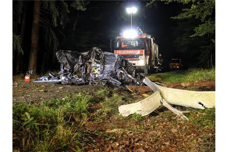 Ein Fahrzeug der Feuerwehr steht hinter einem abgestürzten Tragschrauber. Foto: Fabien Kriegel/5vision media/dpa