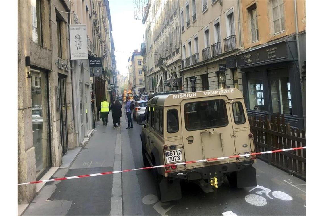 Ein Fahrzeug der französischen Anti-Terror-Einheit „Vigipirate Mission“ in der Nähe des abgesperrten Tatorts. Foto: Sebastien Erome/AP