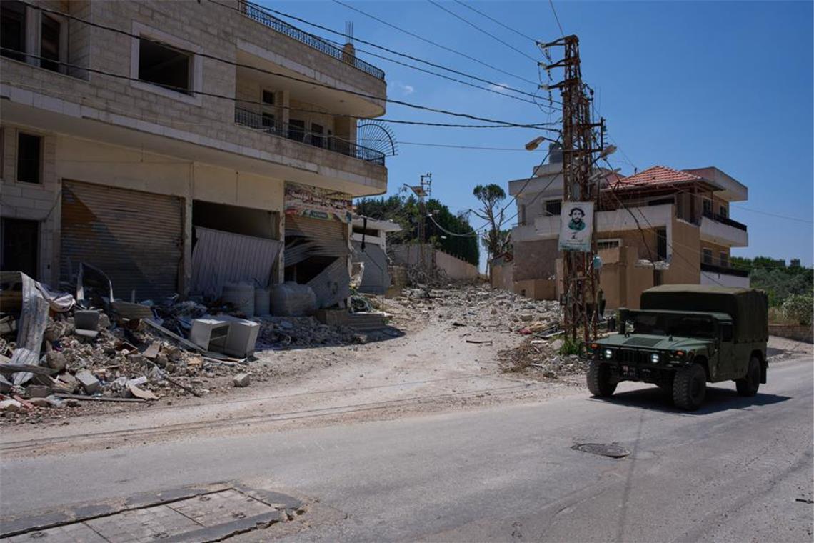 Ein Fahrzeug der libanesischen Armee fährt an beschädigten Gebäuden im Dorf Dibbine im Südosten des Libanon vorbei.