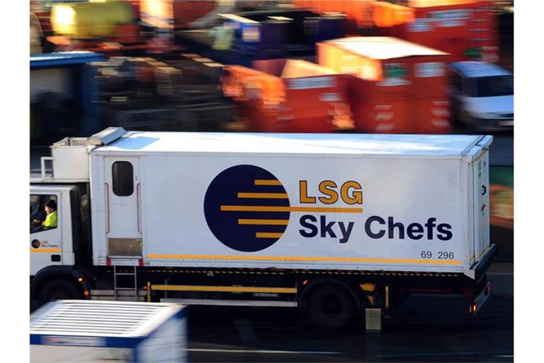 Ein Fahrzeug der LSG Sky Chefs fährt über das Betriebsgelände am Flughafen Frankfurt. Foto: Daniel Reinhardt/dpa