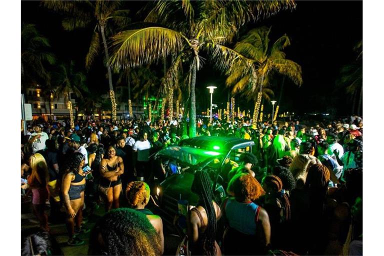 Ein Fahrzeug der Miami Beach Police bahnt sich den Weg durch die Menschenmenge. Foto: Daniel A. Varela/Miami Herald/TNS via ZUMA Press Wire/dpa