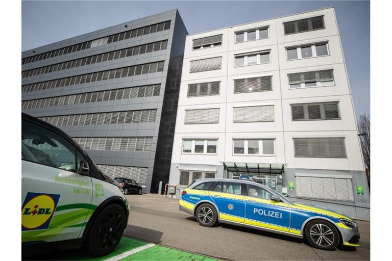Ein Fahrzeug der Polizei fährt an der Lidl Zentrale in Neckarsulm vorbei. Foto: Christoph Schmidt/dpa/Archivbild