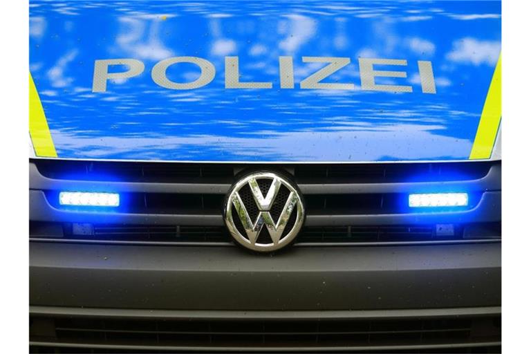 Ein Fahrzeug der Polizei ist im Einsatz. Foto: Jens Wolf/zb/dpa/Archiv