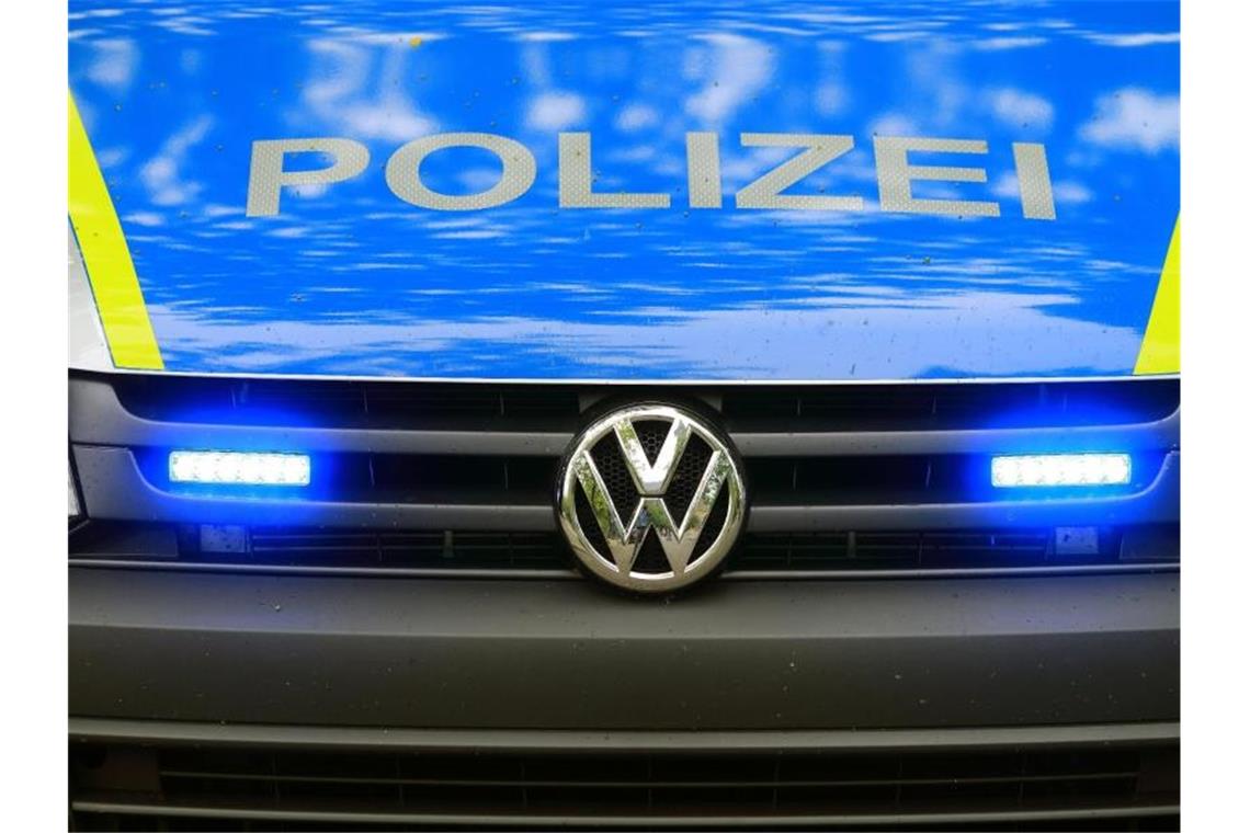 Geklauter Reisebus aus Oberderdingen taucht bei Paris auf Ein Fahrzeug der Polizei ist im Einsatz. Foto: Jens Wolf/zb/dpa/Archiv