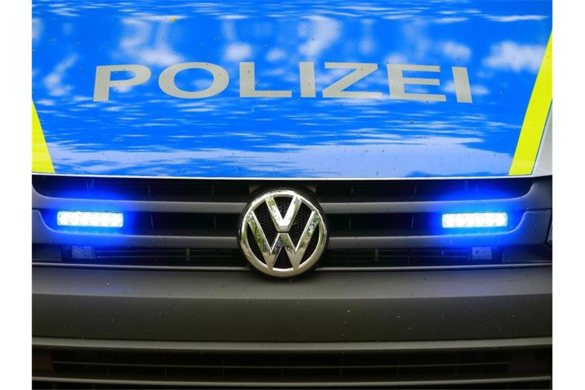 Ein Fahrzeug der Polizei ist im Einsatz. Foto: Jens Wolf/zb/dpa/Archiv