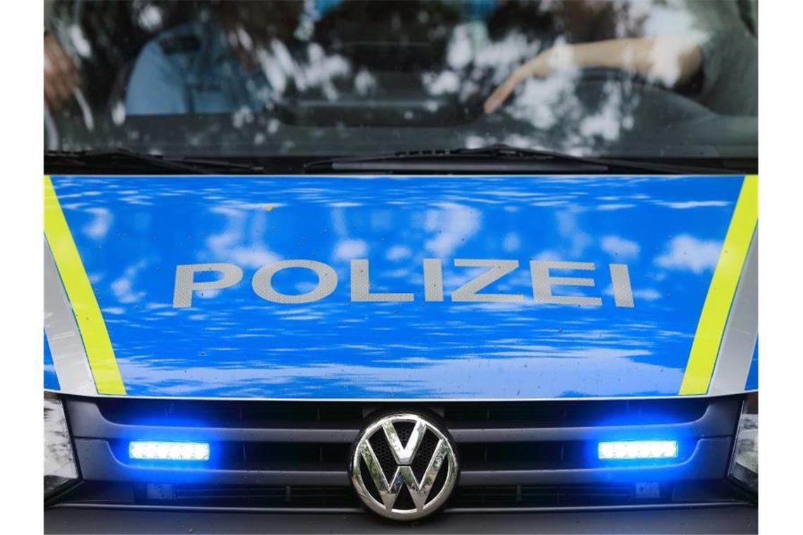 Ein Fahrzeug der Polizei ist im Einsatz. Foto: Jens Wolf/ZB/dpa/Archivbild