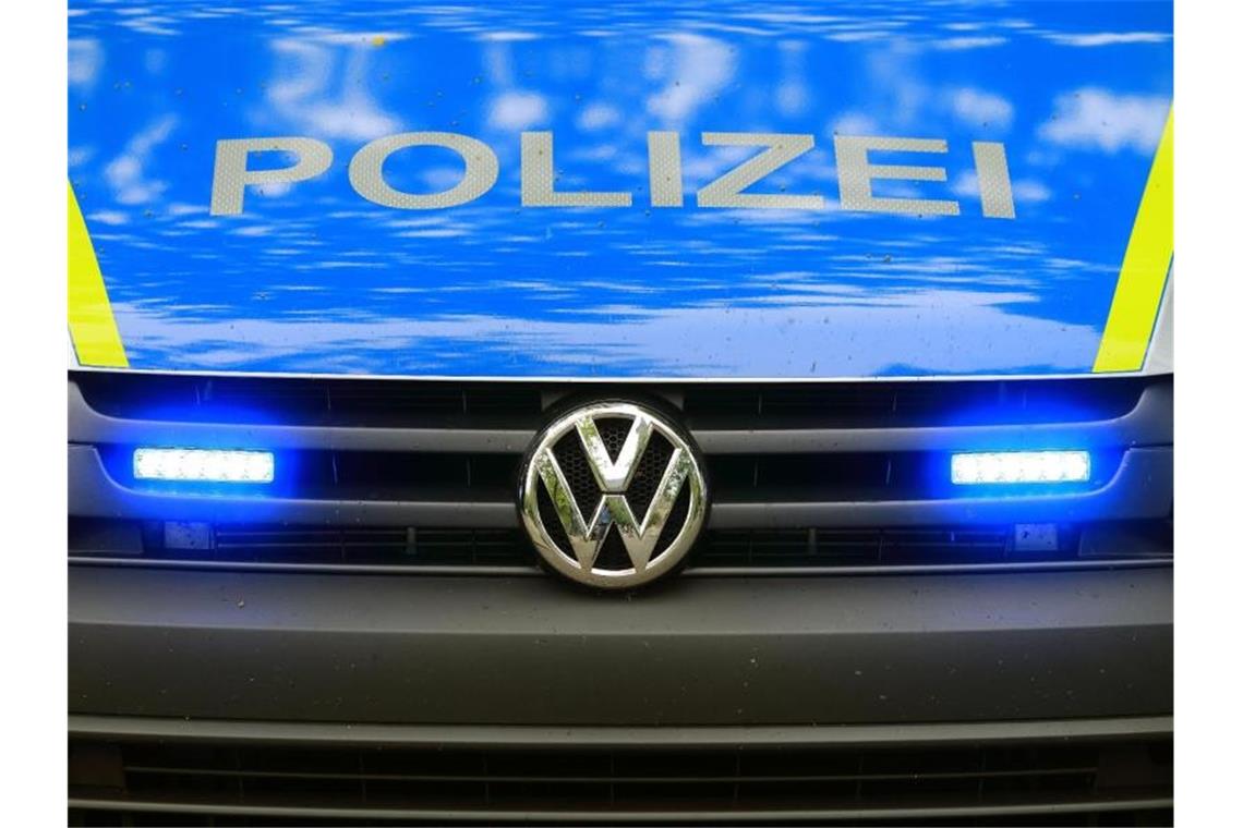 Ein Fahrzeug der Polizei ist im Einsatz. Foto: Jens Wolf/zb/dpa/Archiv