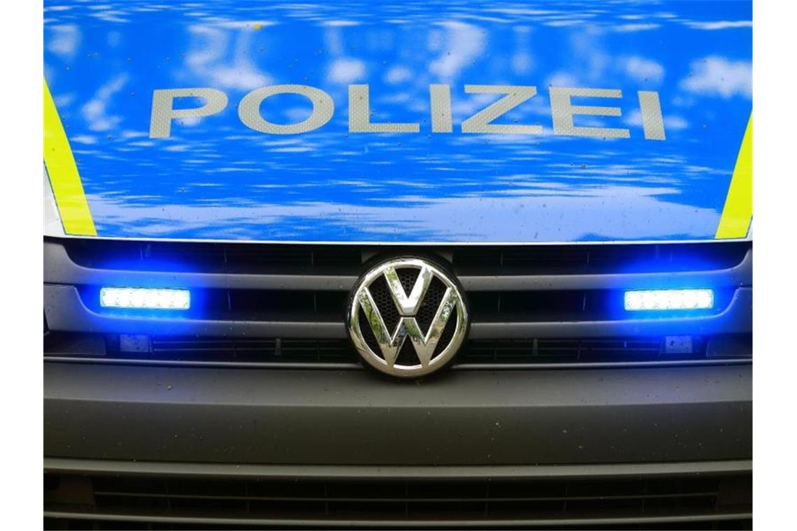 Ein Fahrzeug der Polizei ist im Einsatz. Foto: Jens Wolf/zb/dpa/Archiv/Illustration