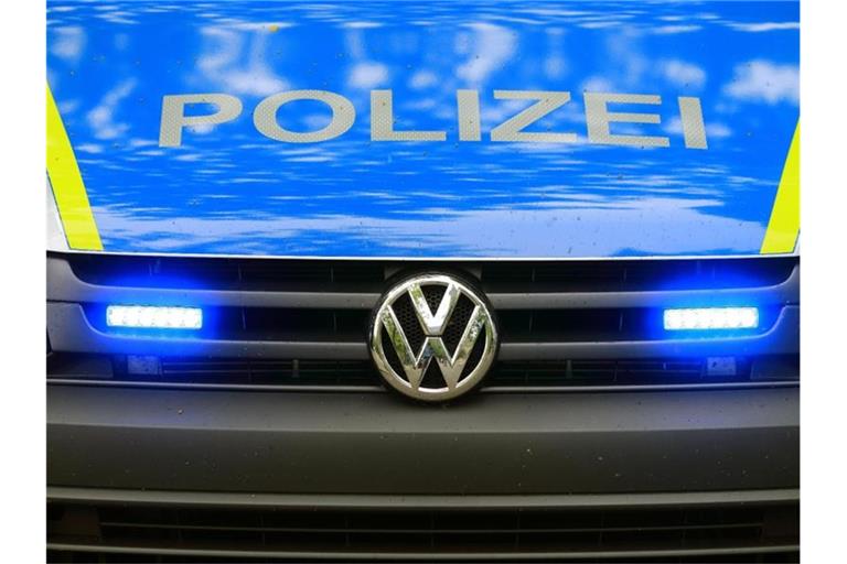 Ein Fahrzeug der Polizei ist im Einsatz. Foto: Jens Wolf/zb/dpa/Archiv/Illustration