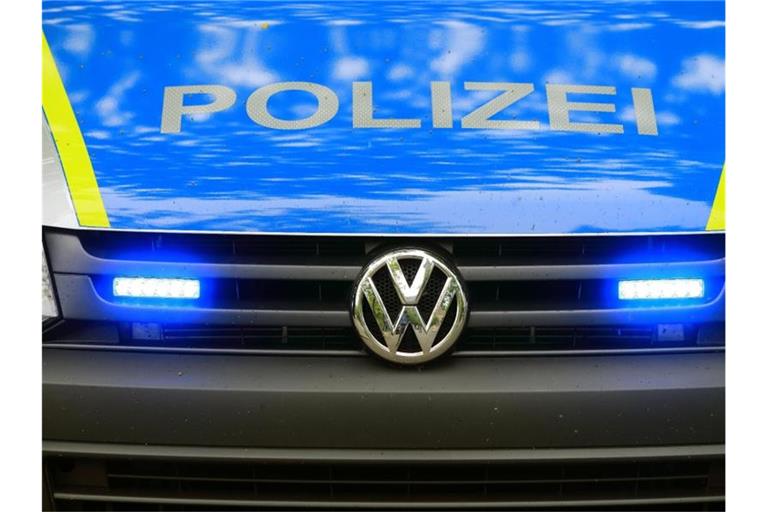 Ein Fahrzeug der Polizei ist im Einsatz. Foto: Jens Wolf/zb/dpa/Archiv