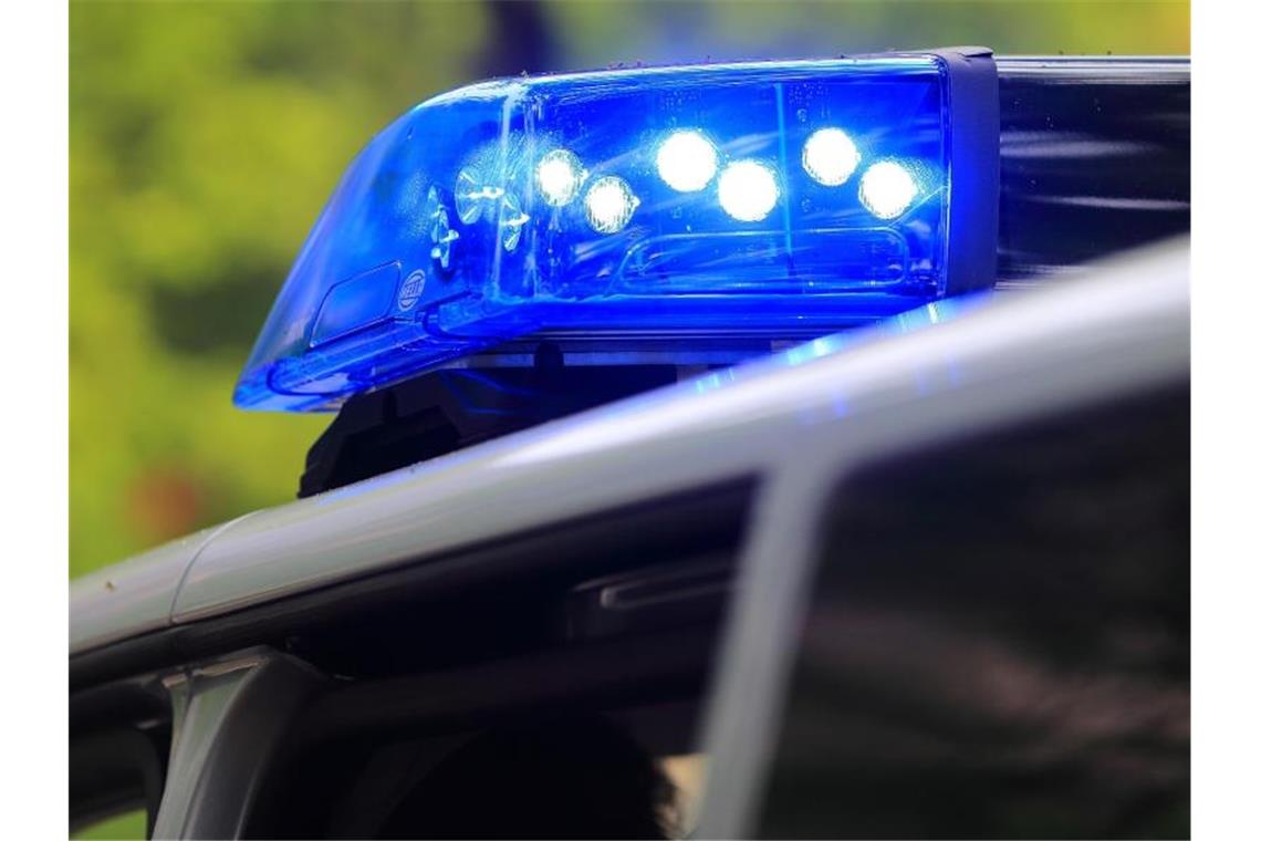 Illegales Autorennen im Kreis Ravensburg Ein Fahrzeug der Polizei ist im Einsatz. Foto: Jens Wolf/dpa-Zentralbild/dpa