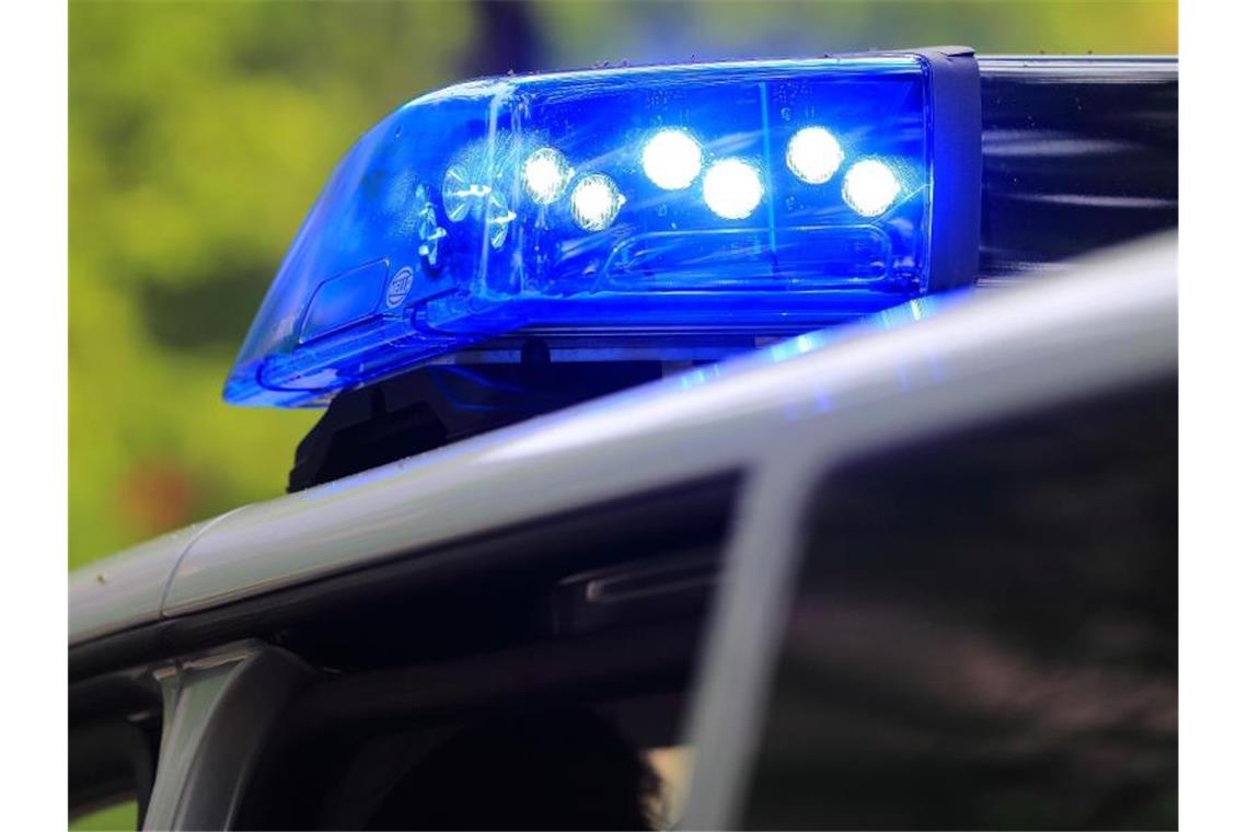 Ein Fahrzeug der Polizei ist im Einsatz. Foto: Jens Wolf/dpa-Zentralbild/dpa