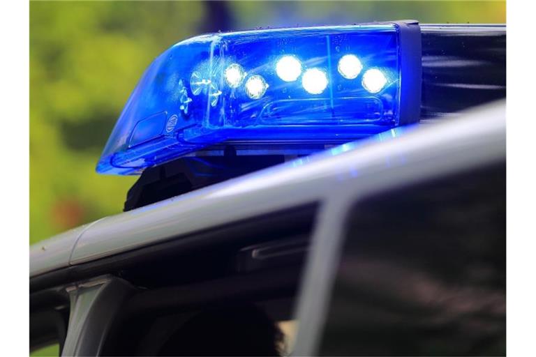 Ein Fahrzeug der Polizei ist im Einsatz. Foto: Jens Wolf/dpa-Zentralbild/dpa