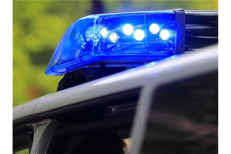 Ein Fahrzeug der Polizei ist im Einsatz. Foto: Jens Wolf/dpa-Zentralbild/dpa