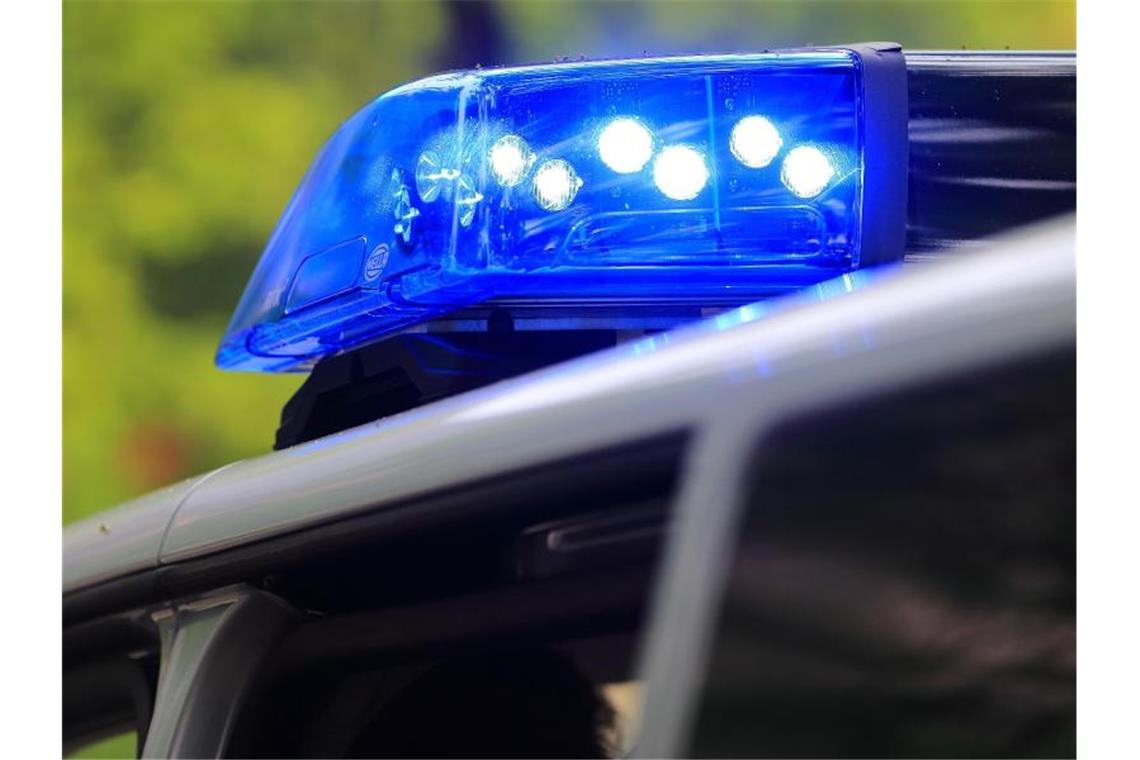 Ein Fahrzeug der Polizei ist mit Blaulicht im Einsatz. Foto: Jens Wolf/dpa-Zentralbild/dpa