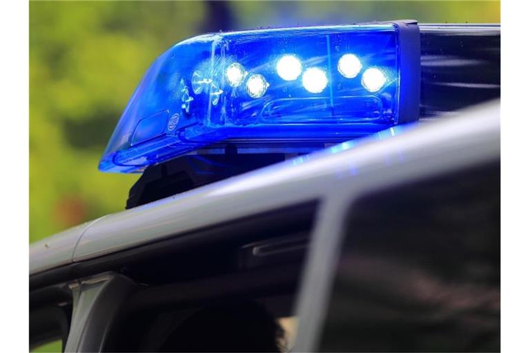 Ein Fahrzeug der Polizei ist mit Blaulicht im Einsatz. Foto: Jens Wolf/dpa-Zentralbild/dpa