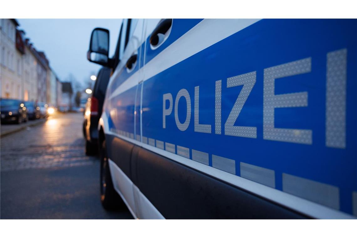 Ein Fahrzeug der Polizei steht auf einer Straße. (zu dpa: «Uhu auf der Straße: 14-Jähriger überschlägt sich mit Auto»)